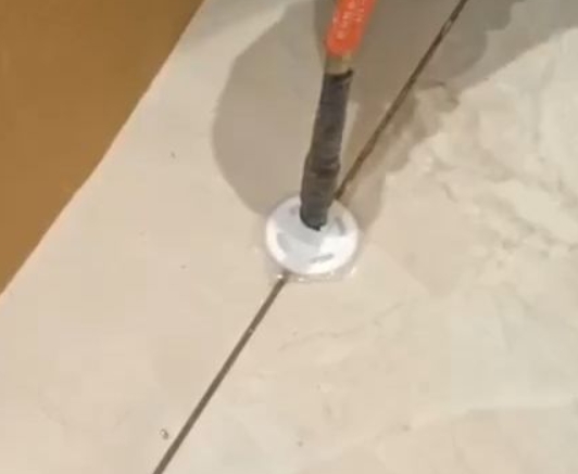和布克赛尔瓷砖空鼓维修公司专业解答瓷砖在铺贴过程中，如果没有涂抹均匀到位的粘结材料（如水泥砂浆或瓷砖胶），可能会导致以下问题